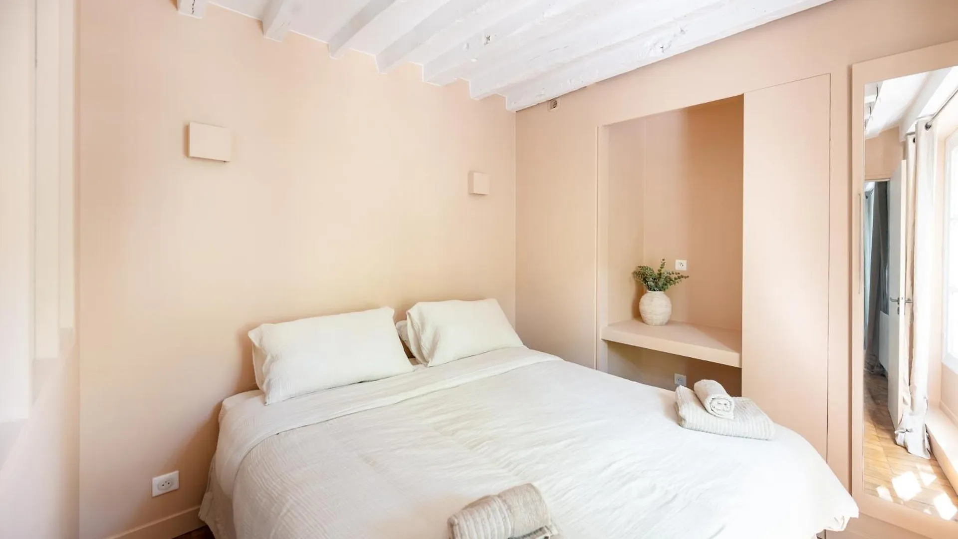 Elegant Parisian Apartment, Place Des Vosges דירה פריז